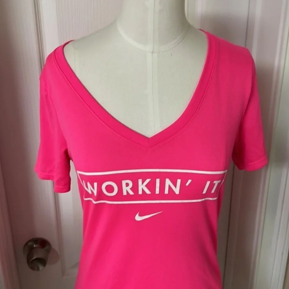 Woman's‎ Nike T-shirt